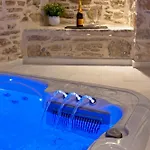 The Nestorian Syros Apartamento